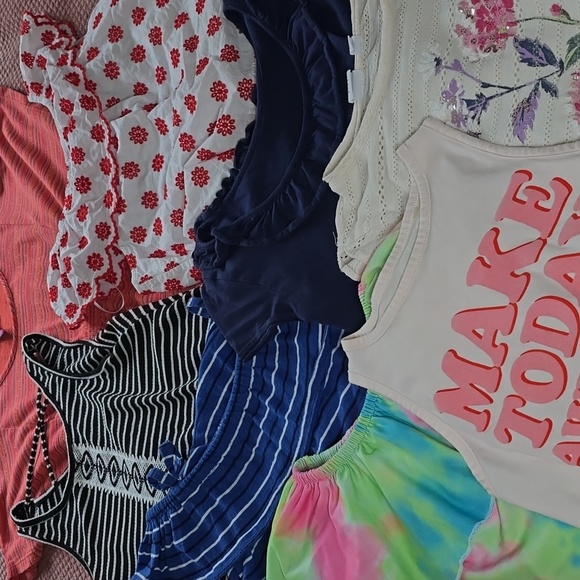 Colorful Summer Girls Graphic and Patterned Tops Set - LOT of 8 - Picture 2 of 11